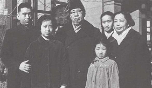 1937年夏天，罗荣桓的妻子林月琴第一次在陕北见到了主席，见林月琴有些拘束，主席