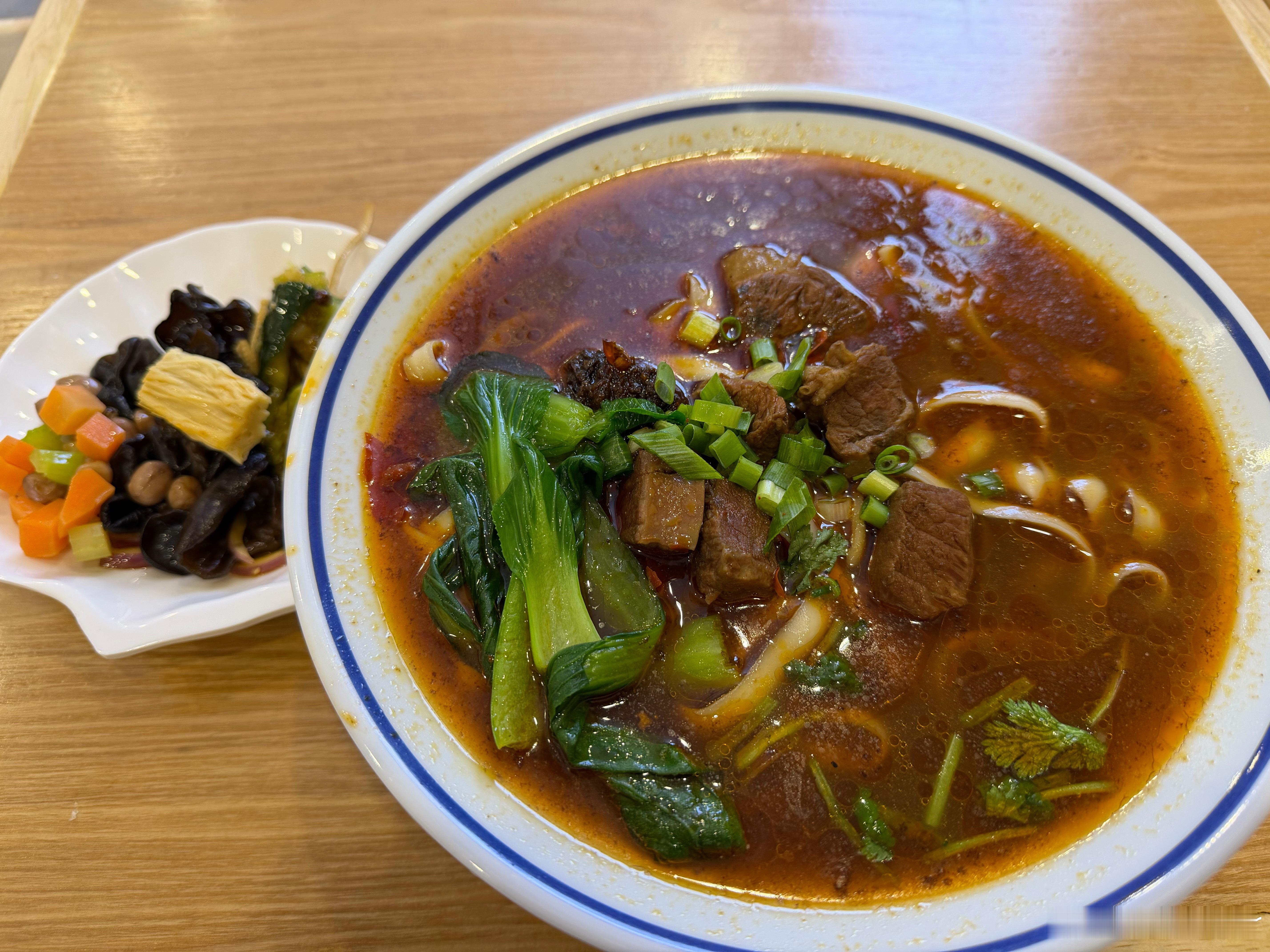 这碗刀削面也太大了难道正常的刀削面就这么大嘛？北京