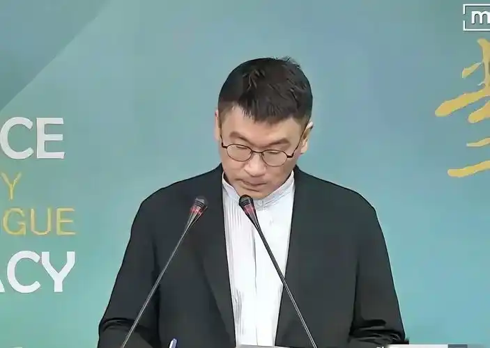 特朗普在仪式上公开提到，第二次世界大战的时候，美国和中国是盟国，当年一起并肩作战，联手抗击法西斯。本