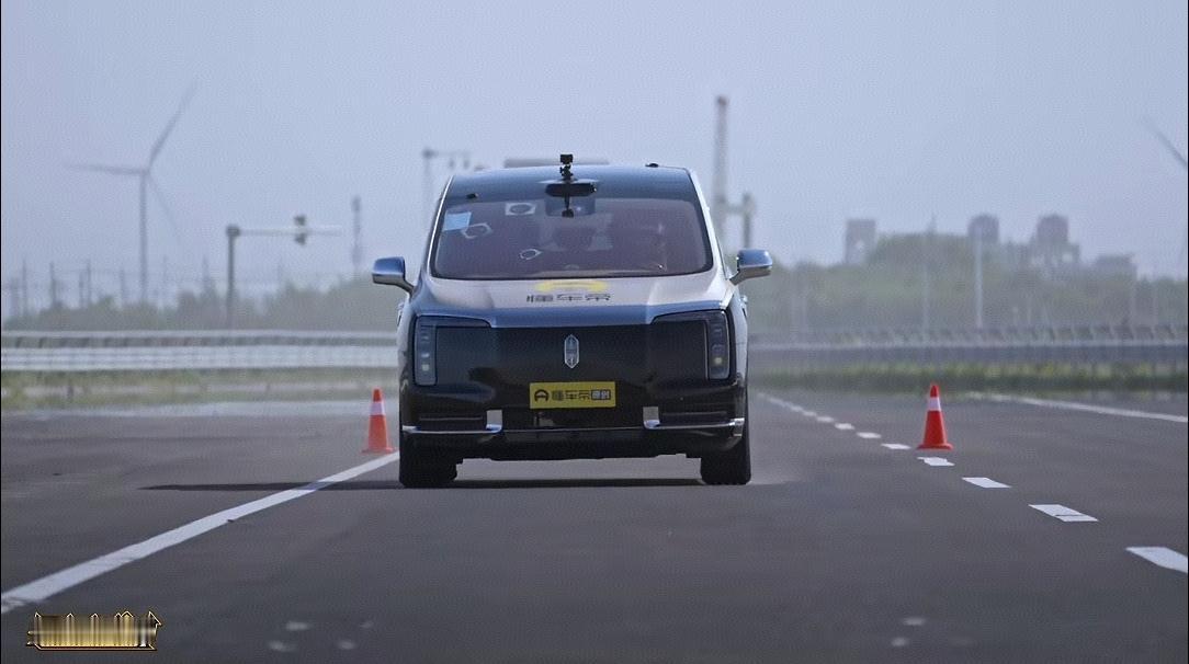 懂车帝测试视频显示，三台全新尊界V800在100km/h至0紧急制动测试中，刹车
