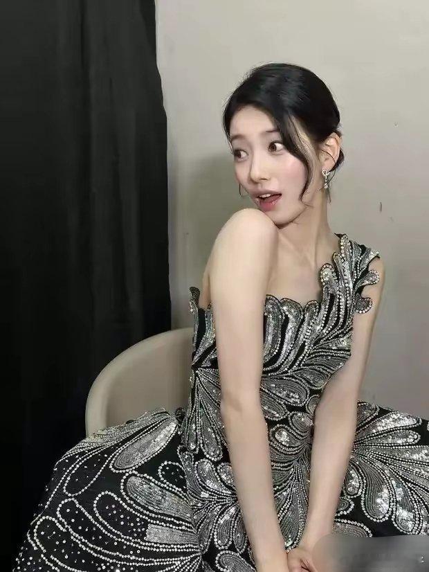 裴秀智穿银色吊带裙温柔甜美，对镜灿笑状态超好​​​