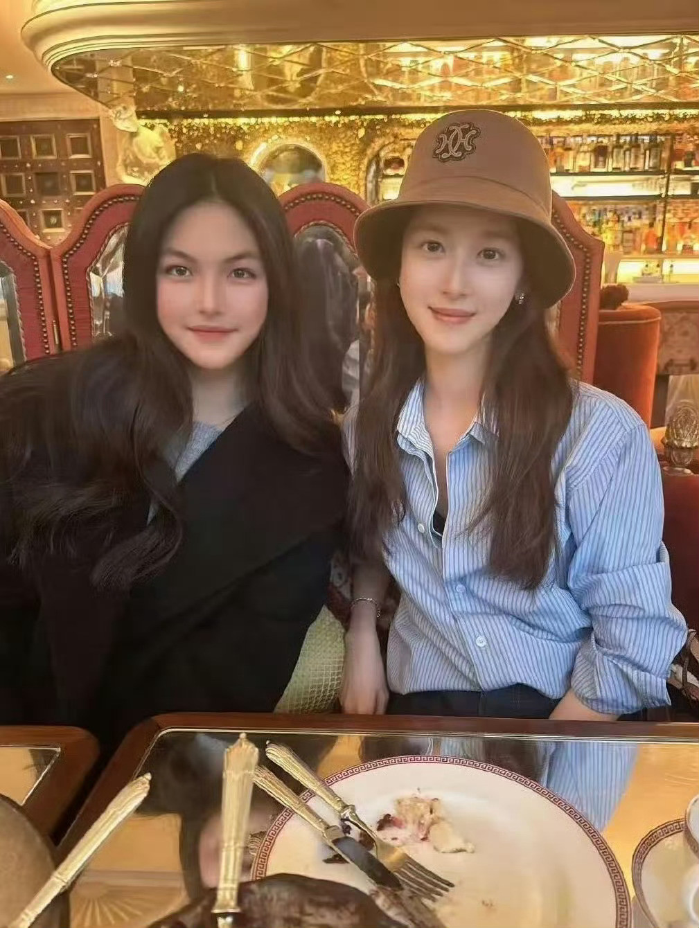 王诗龄和章泽天，一个09年一个93年，两个看上去跟同龄人一样。谁能看出她俩年龄差