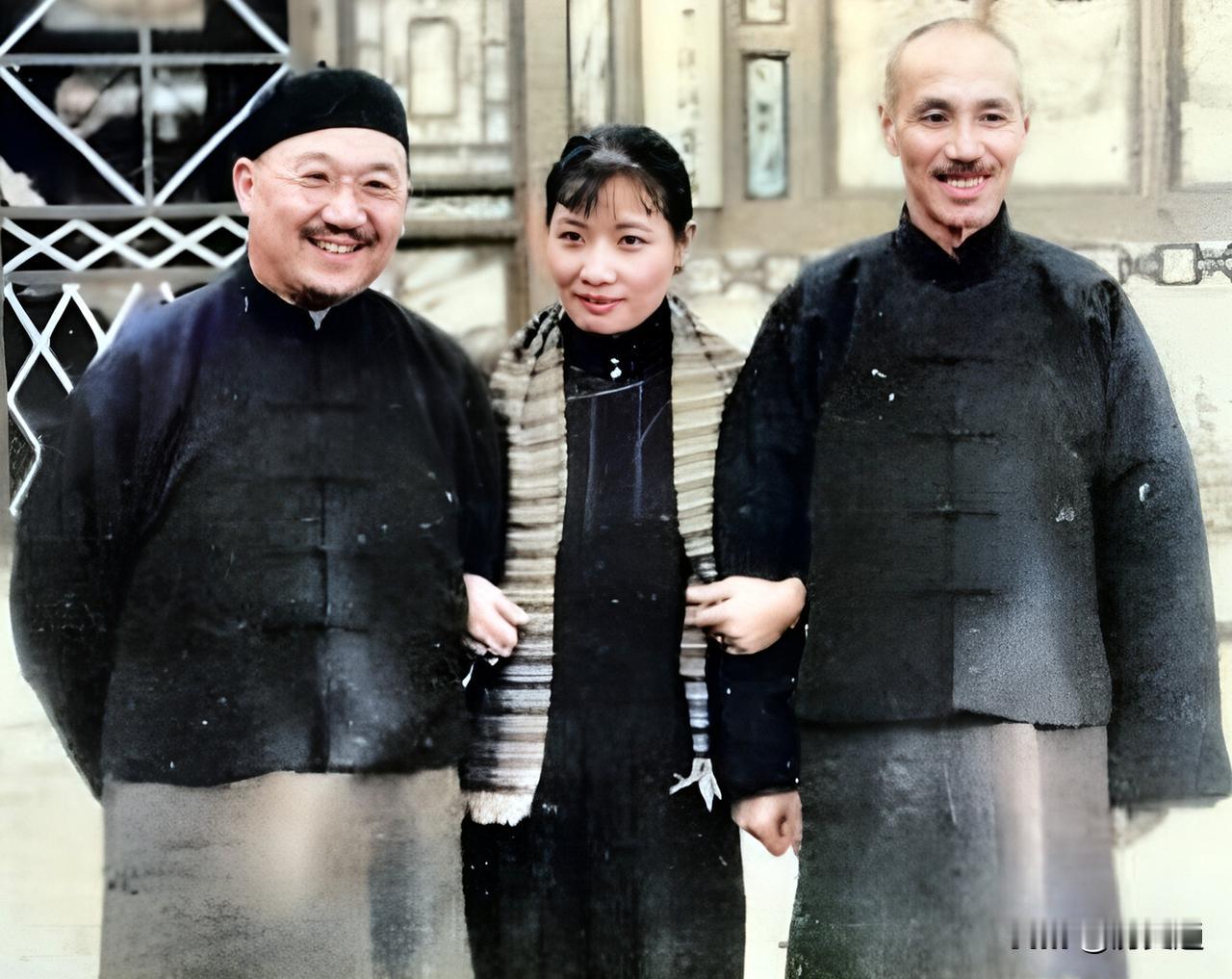 1930年，宋美龄站在中间，一只胳膊挎着大姐夫孔祥熙，另一只胳膊挎着丈夫蒋中正。