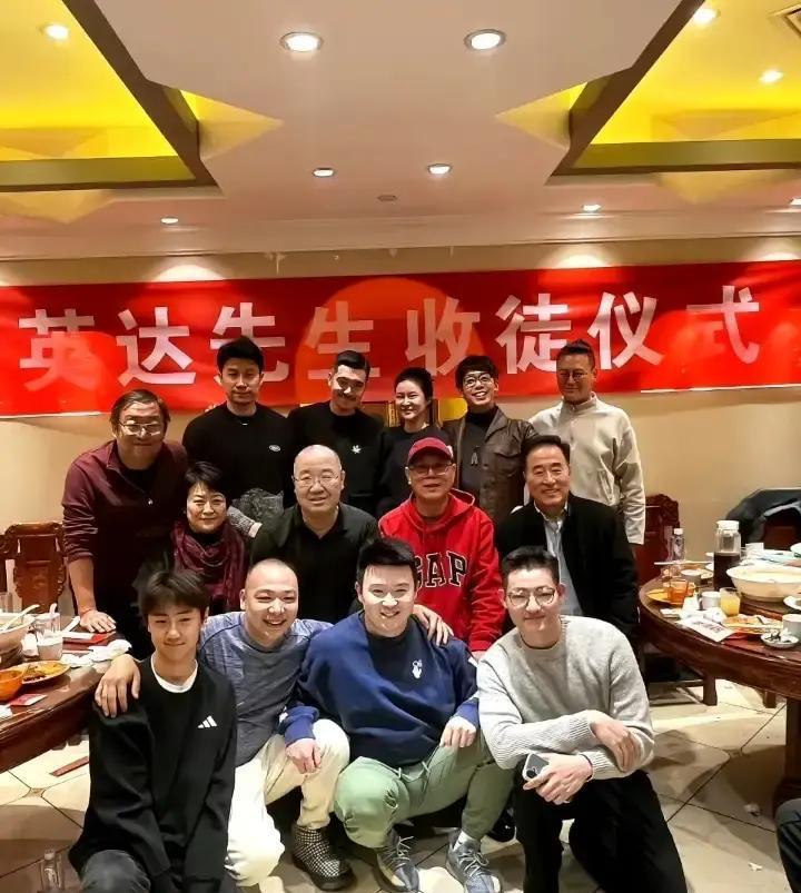 春晚没上成的英达，这回在隆冬办了个大场面。50岁的导师高坐红木椅上，底下三个徒弟