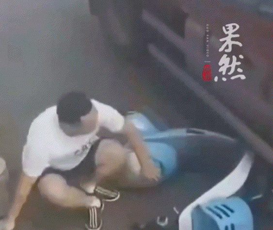 演技炸裂！重庆，一大货车在路上正常行驶时，一男子突然骑着电动车来到大货车旁边，接