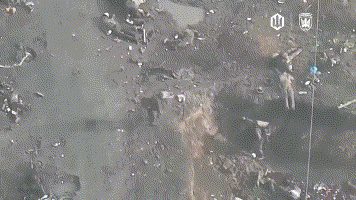 绝望的俄兵看着无人机无力躲避被火化乌东战场上地狱般的场景，俄军一支步兵突击队几