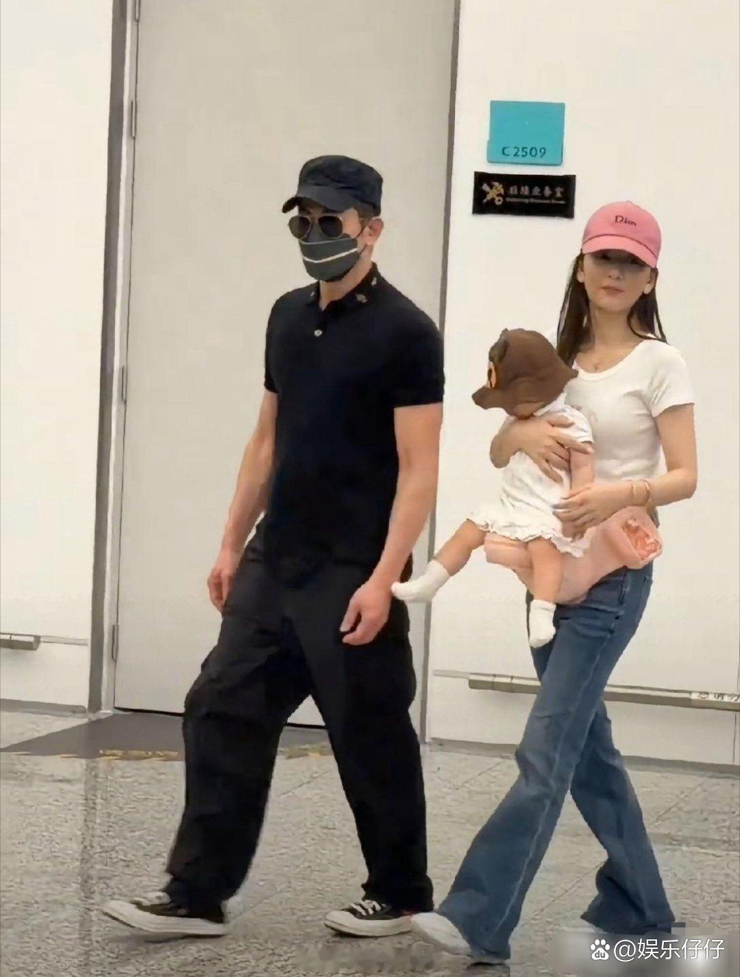 方媛抱孩子是真吃力呀，郭富城为啥不抱呢？​