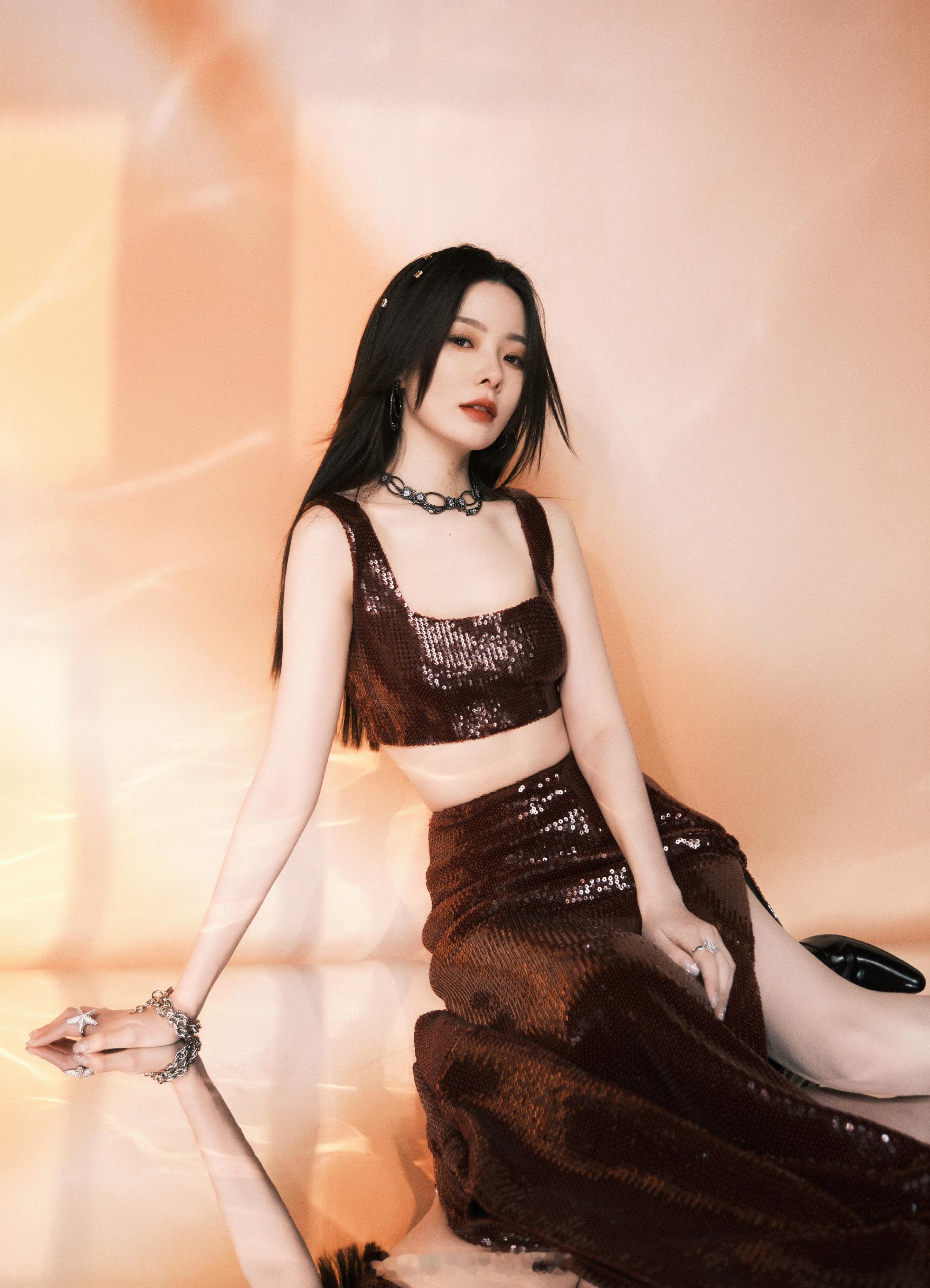 陈卓璇复古玫瑰露腰红裙