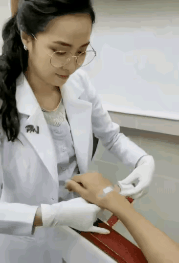 护士小姐姐是不是喜欢我，对我笑的这么甜