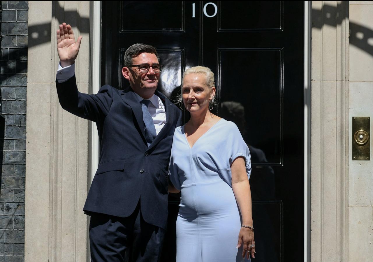 又是一个斯塔默？英国新首相就任第一件事情：与泽连斯基和特朗普通电话！伦敦时间