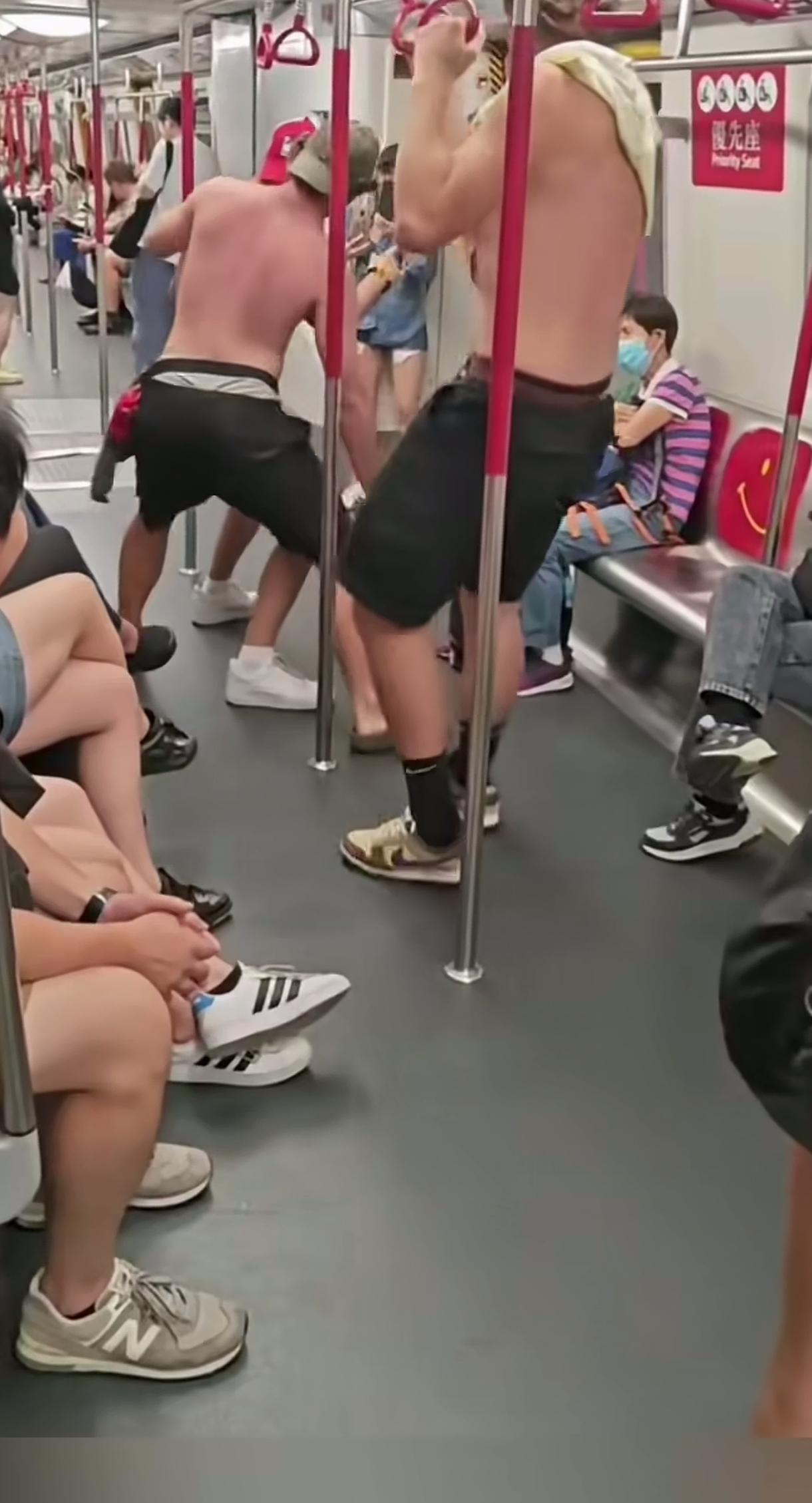 几个白人，光着膀子在香港地铁上撒野，从进地铁站，再到地铁上，都没有人出来制止，这