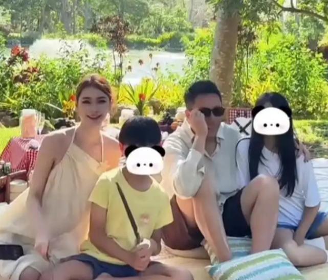 汪小菲巴厘岛晒全家福汪小菲搂着大女儿，马筱梅搂弟弟，看这一家温馨的样子，让我想