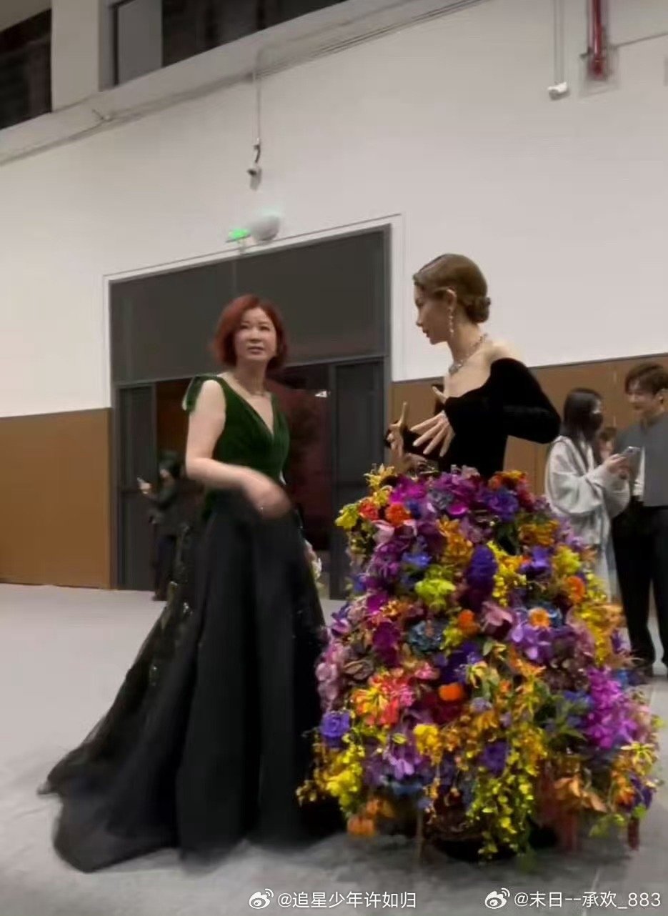 戚薇的裙子居然是真花戚薇这裙子也太有创意了！VOGUE活动上的全鲜花造型，不仅