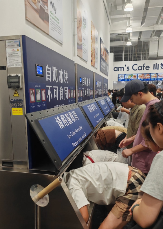 中国山姆超市，客人取冰方式。
