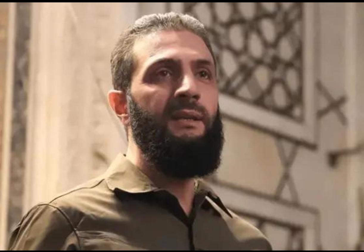 恐怖头子变总统！朱拉尼一年统一叙利亚，美军都被撵走，阿萨德旧部开审！曾经的恐怖