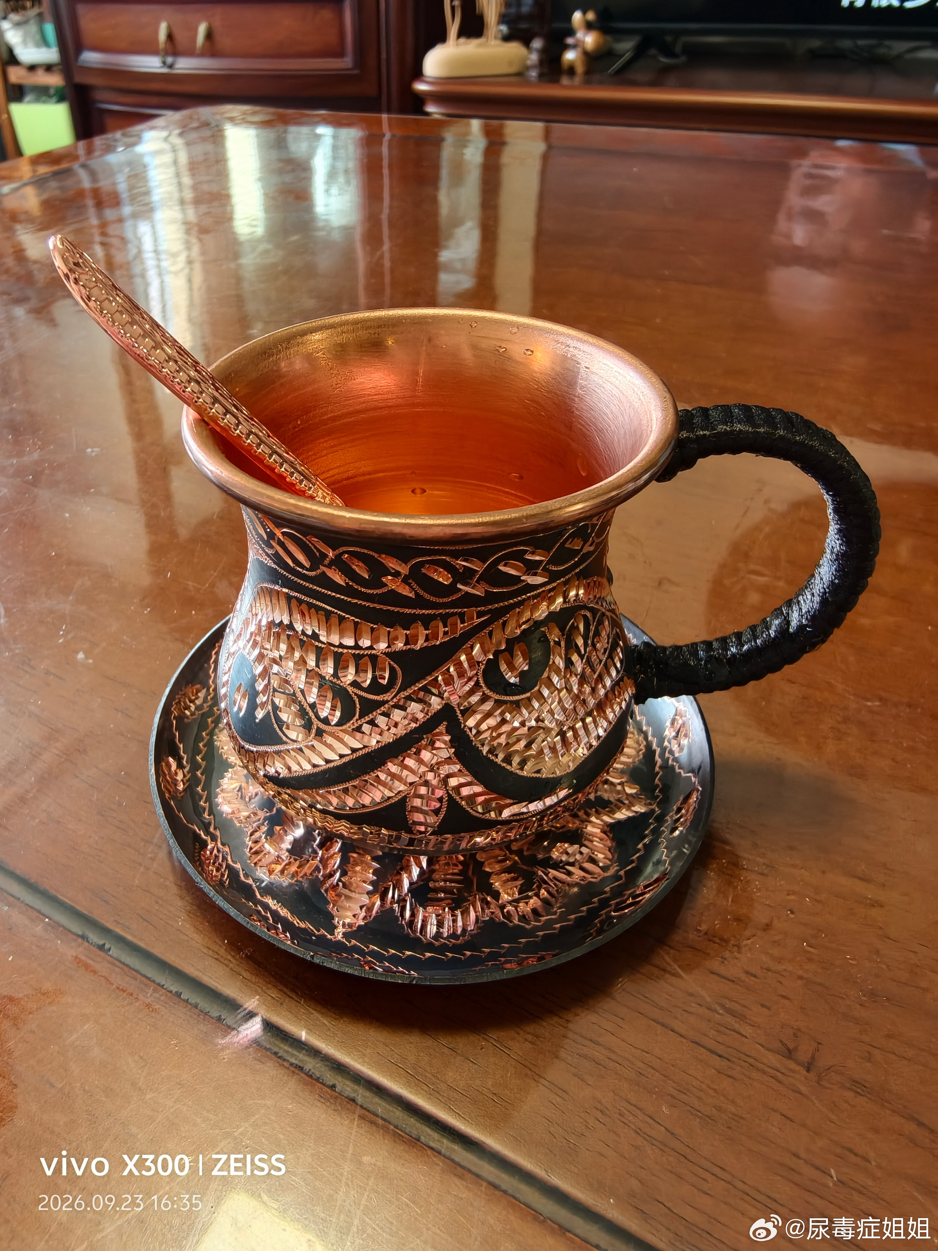 这是我新疆之旅的“战利品”，两只充满西域风情的彩釉杯，一只錾刻铜杯，一枚复刻国宝