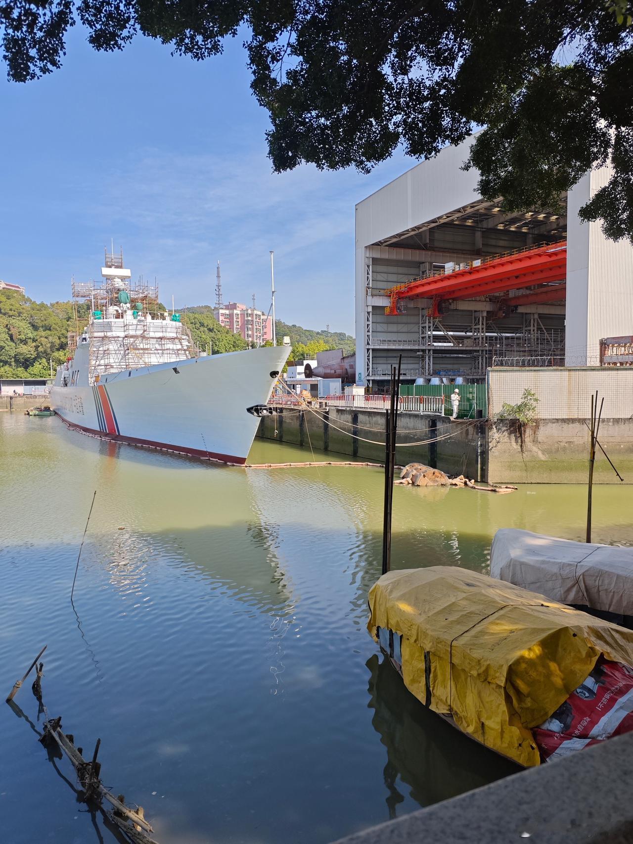 这是原来建造新青年的船坞，现在改为为海警建造高速巡逻舰，这实质上就是喷水前进的新