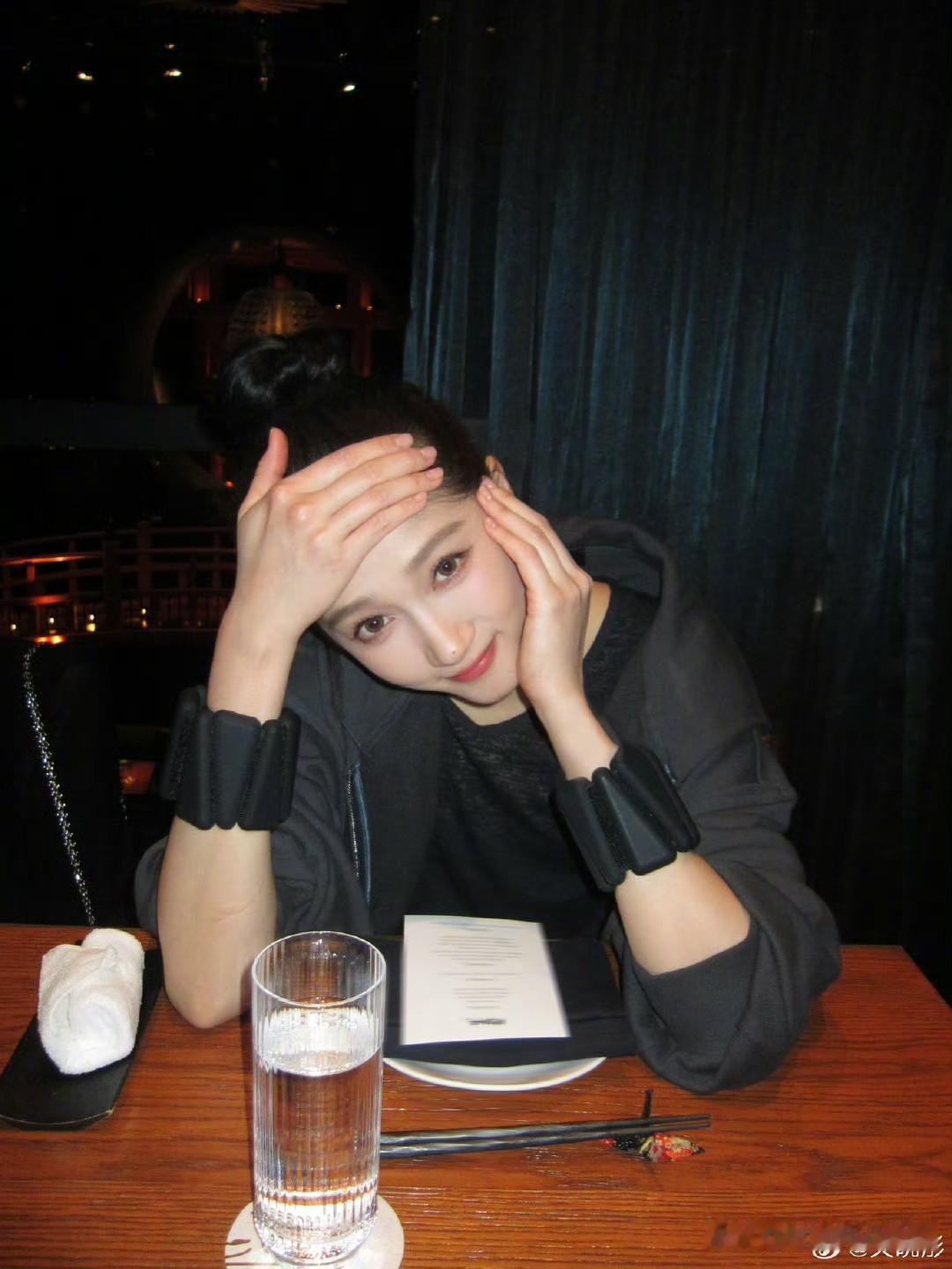 关晓彤喜欢微醺，其实作为童星出道的关晓彤压力也不小，毕竟自己的很多方面都被暴露在