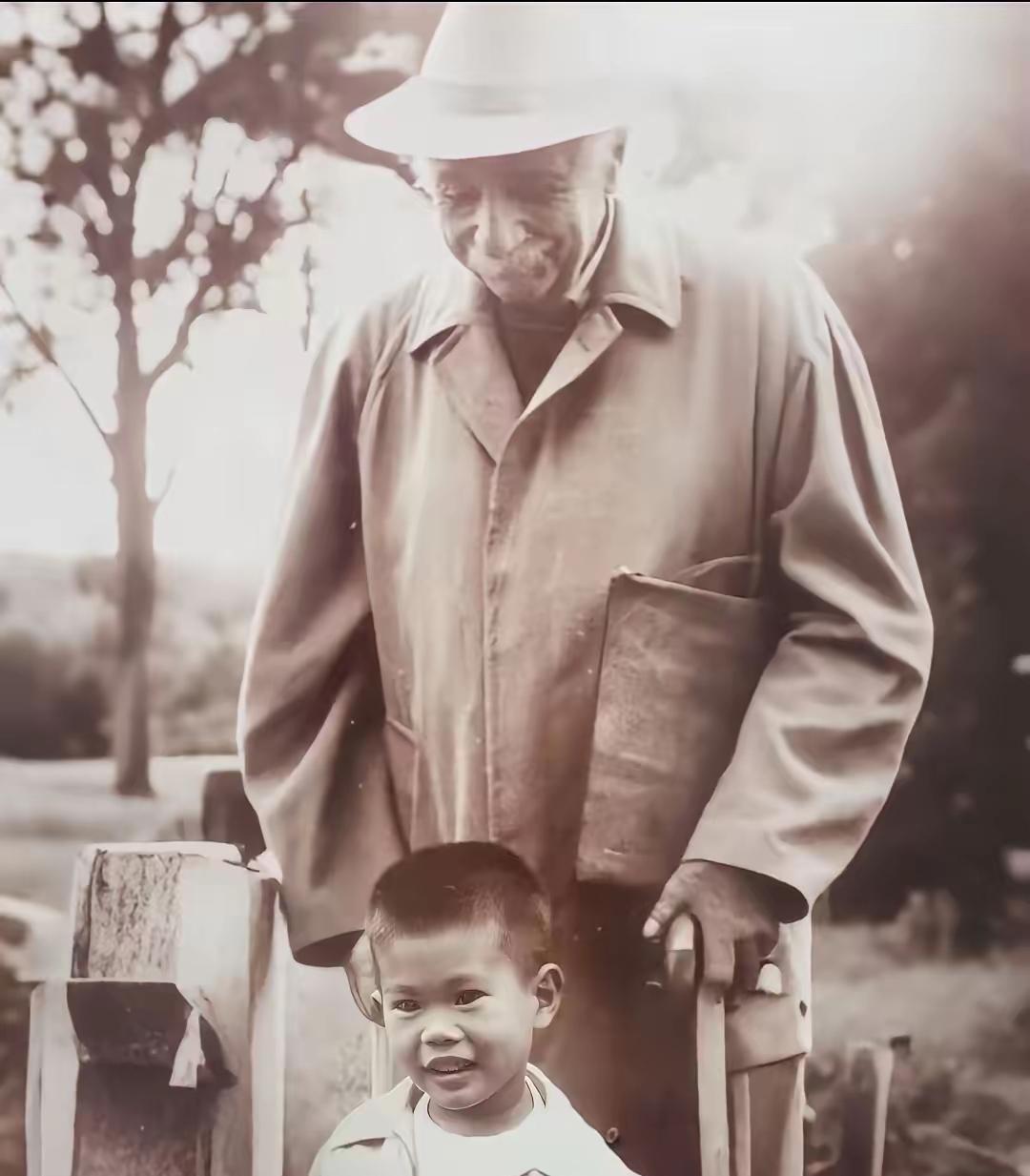 如果不是杨振宁的机敏，这张照片就不会问世了。这张照片，是1986年6月杨振