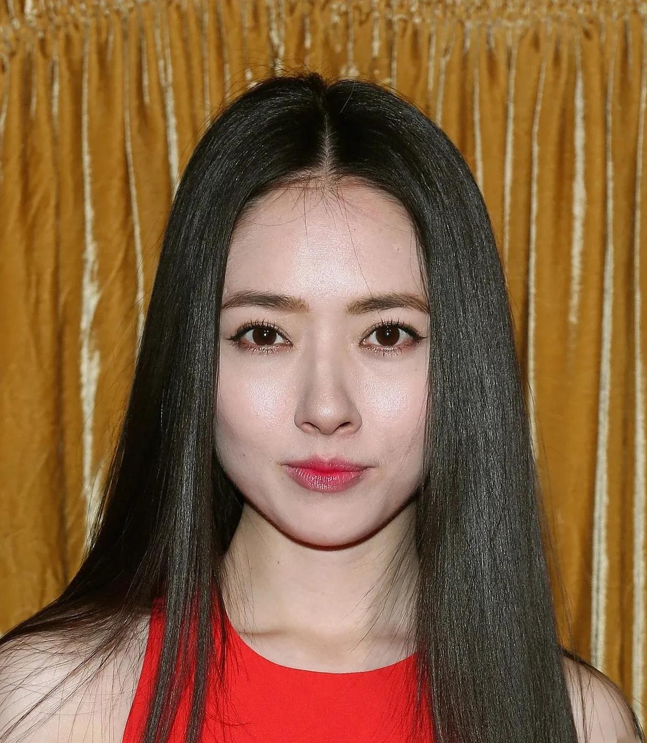 郭碧婷黑长直发型真的很美，这套衣服也好看，就是拍摄角度问题，显得人矮。#黑长直女