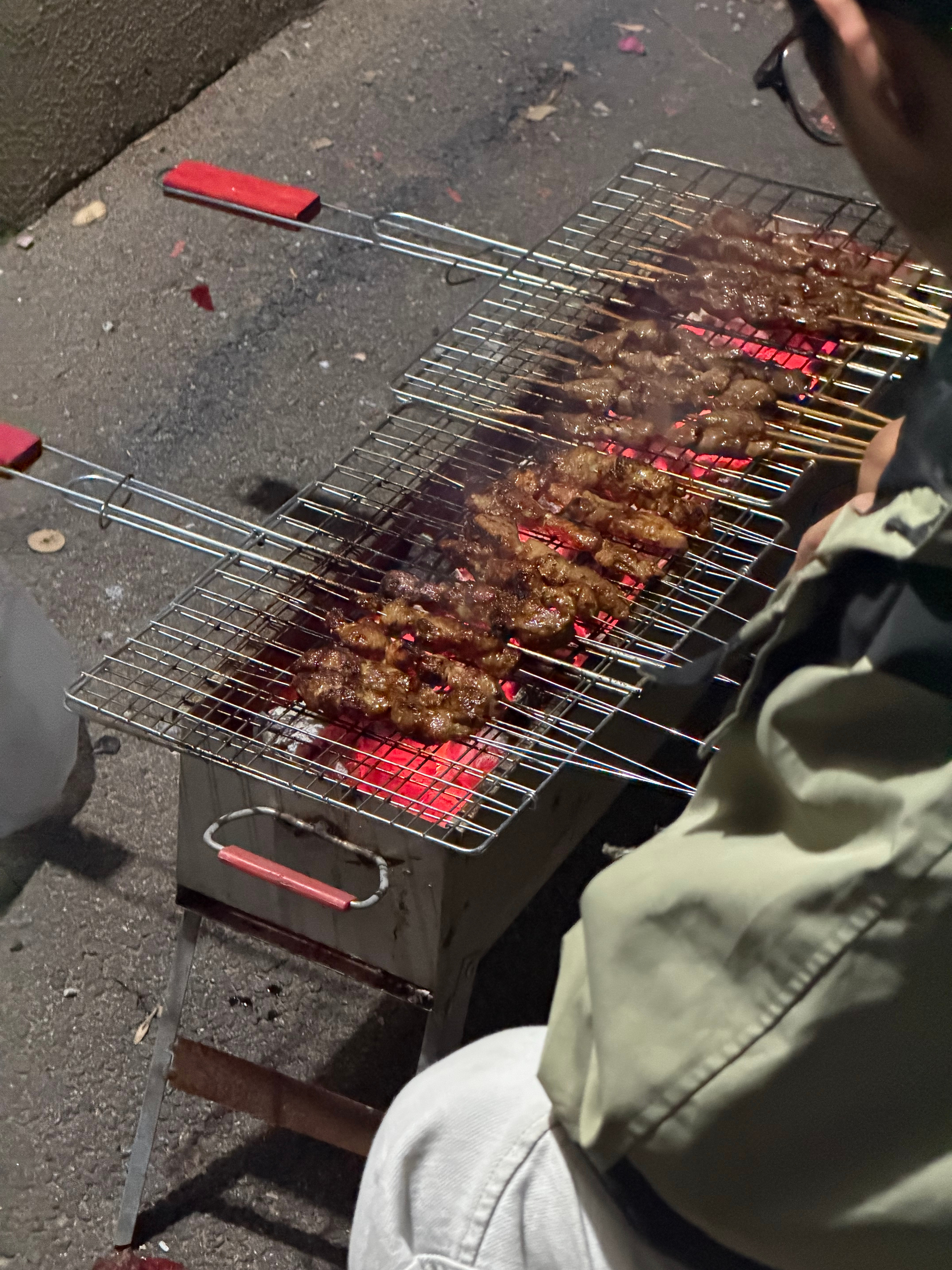 昨天吃上朋友的烧烤了，好吃是好吃就是这个颜色有点怪怪的