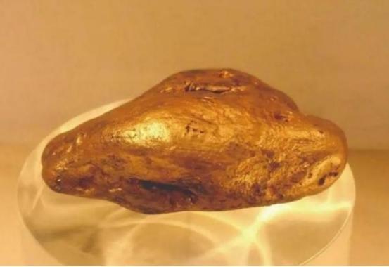 1988年，河南三门峡，农民张占鳌，赤脚在小河里摸鱼虾，忽然，河底沙滩上，传出一