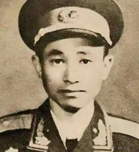 拼到只剩200人！他一把机枪堵死美军，铁原战场最狠的硬骨头1951年铁原阻