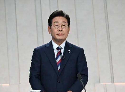 李在明风光无比，尹锡悦却面对死刑或无期徒刑，真是十年河东十年河西。 谁能想到