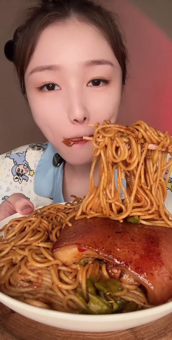 热干面。每根面上都裹满了酱汁，超好吃。自己卤的大肉。