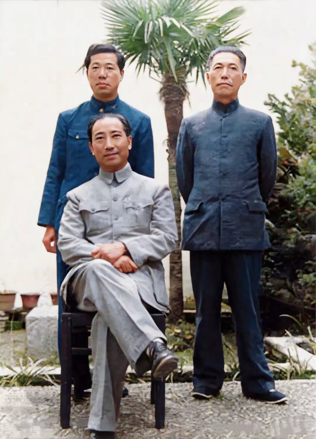 1945年重庆的合影中，戴笠坐在前面，有知道站在身后的两位是谁吗？