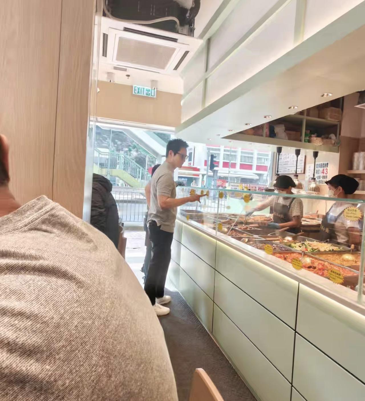 56岁郑嘉颖在香港一间快餐店买菜被偶遇，他买的是熟食，打包带走，自己一个人排队取