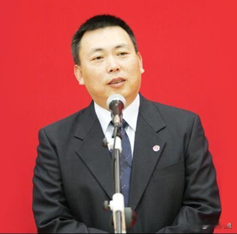 原来段永平还有一个很厉害的哥哥。段永平家中一共有兄妹三人：哥哥段力平、段永平
