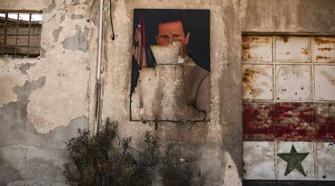 俄罗斯方面最新消息，巴沙尔已经放弃了重新杀回叙利亚。但是，巴沙尔的两名助手，号称