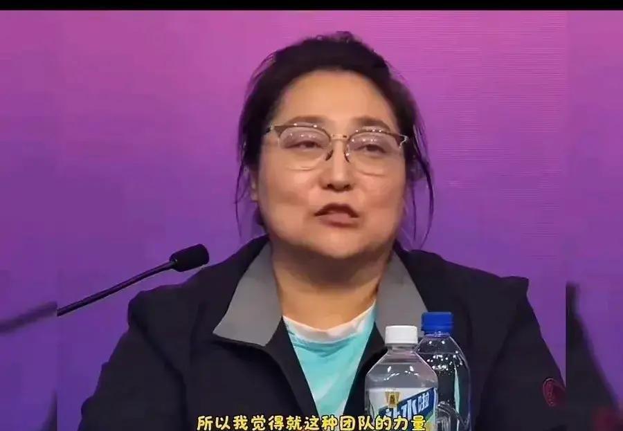 右肩撕裂仍遥控决赛伤停第5天，孙颖莎躺在香港康复中心，手机连的是深大替补席