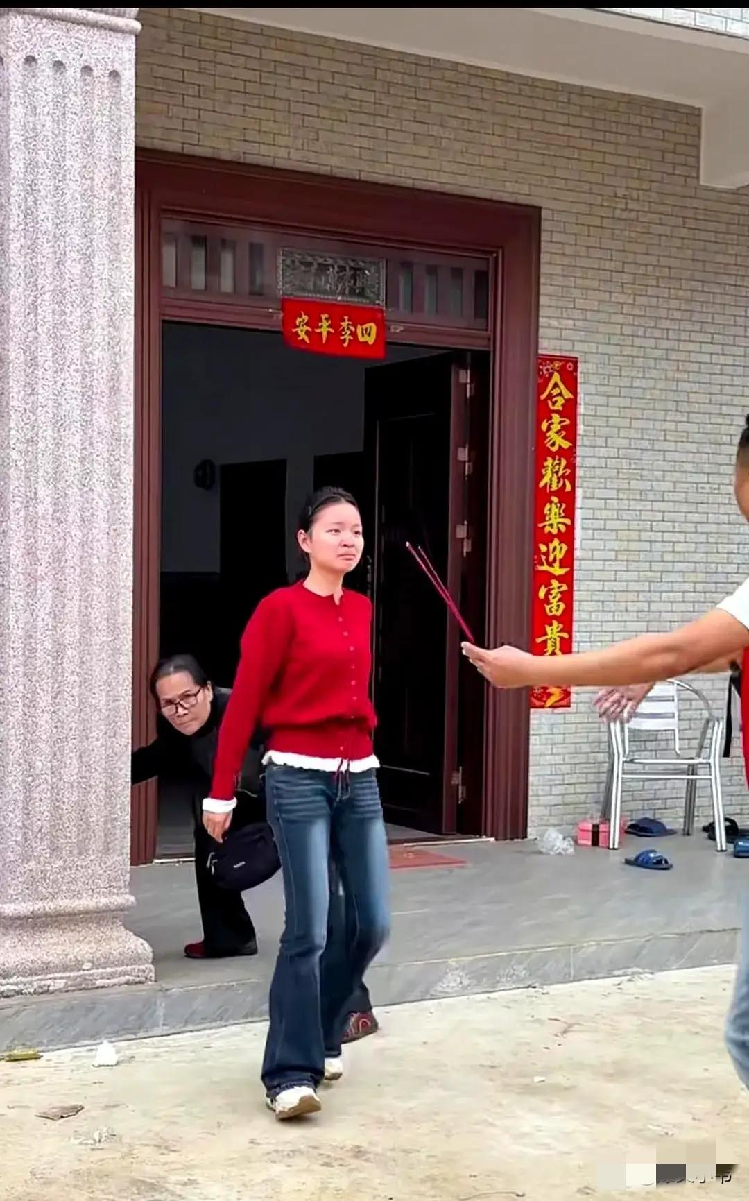 这就很无奈了，湛江东海岛因为妈祖代言人的事情也是闹的沸沸扬扬，只是因为那位原本上