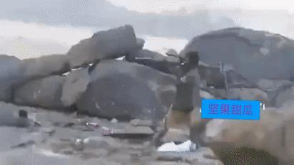 巾帼英雄，胡塞媒体展示一段罕见的视频，是一名胡塞武装女性在与沙特-阿联酋联军的战