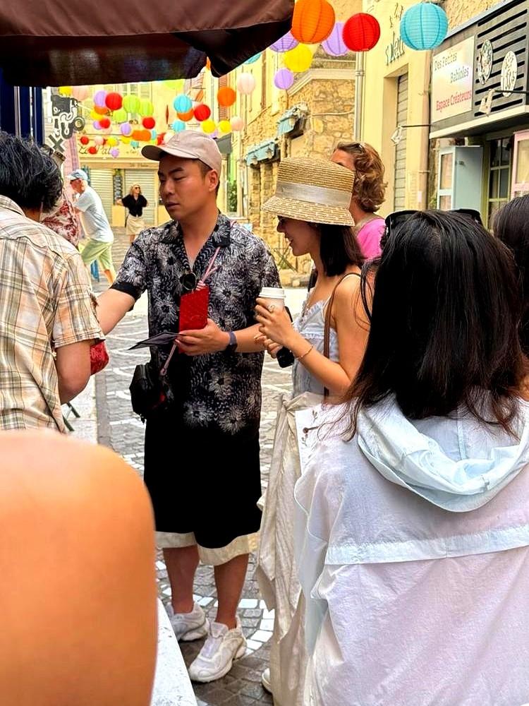 赵今麦身边又换人了，这次不是小鲜肉，是个艺术家。南法街头，24岁的赵今麦穿着