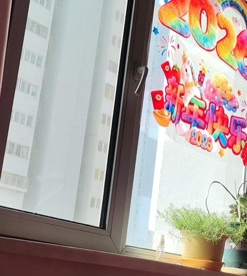 窗台新芽破土，春风入室，满目皆是温柔生机。