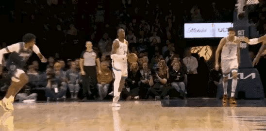 忍不了了，连教练都忍不了了！话说联盟真是奇葩，一味地捧亚历山大，现在已经搞得天