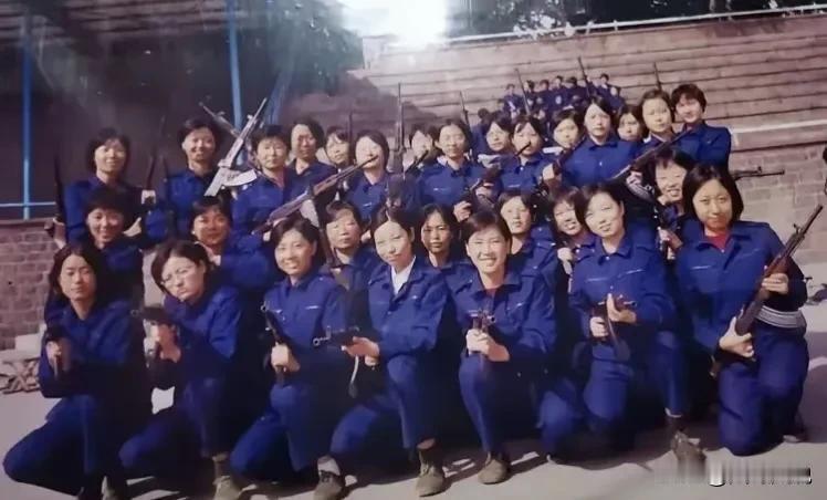 真的是太奇怪了，这到底是哪个军种呢？照片中的女兵们人手一支八一杠，英姿飒爽，这