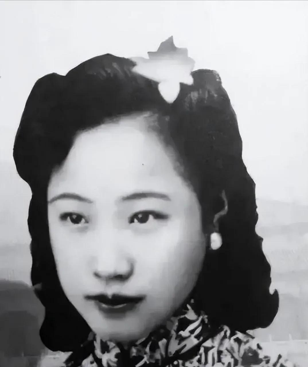 1960年，周总理宴请溥仪吃饭。就餐的过程中，溥仪的眼睛不时地瞄着旁边坐的那位女