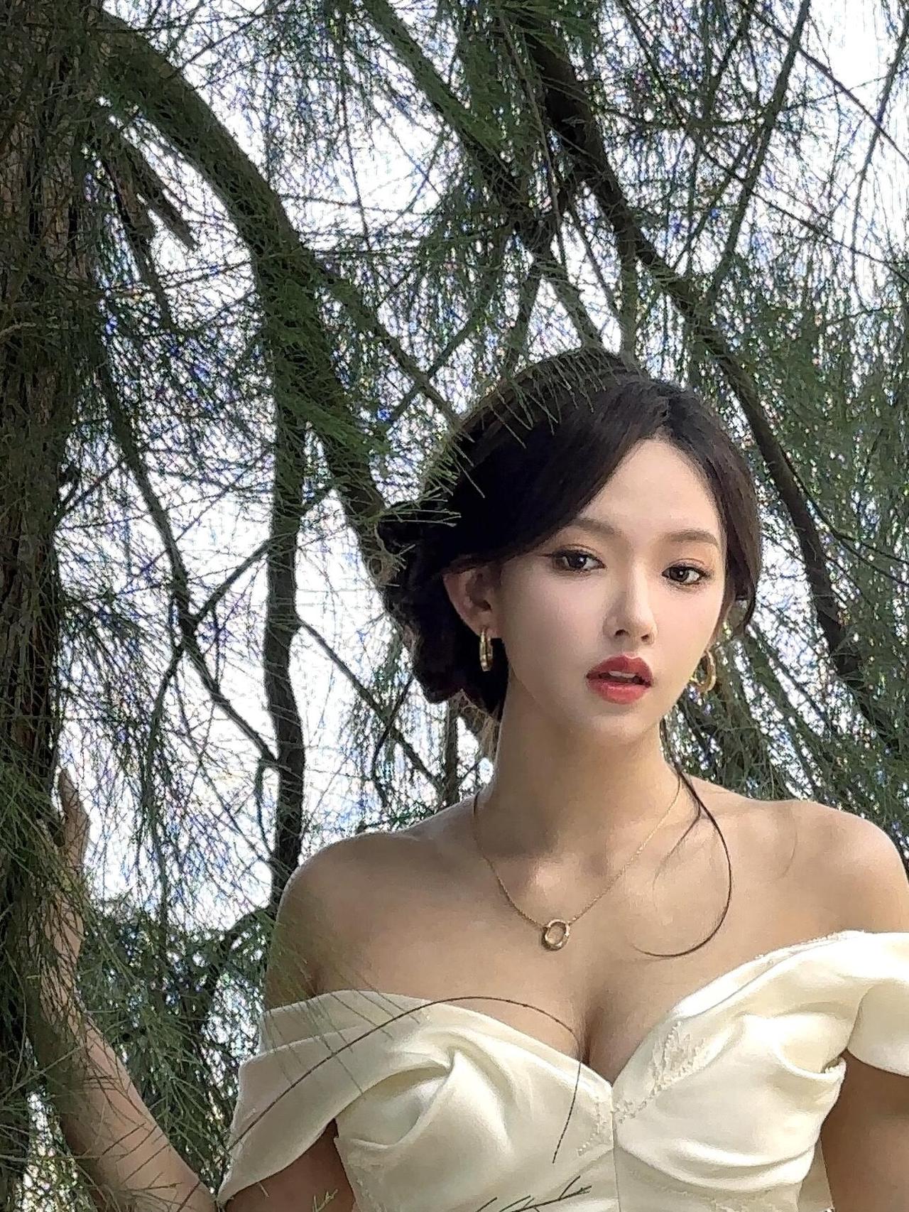 程潇风把木麻黄的碎叶揉成你发间的星子白裙在枝桠间洇开像未干的月光你