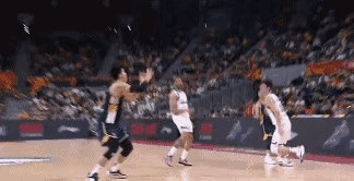 这球到底谁犯规了？杜峰，肯定是青岛外援了，横向阻挡，还没有站稳。裁判，焦泊乔