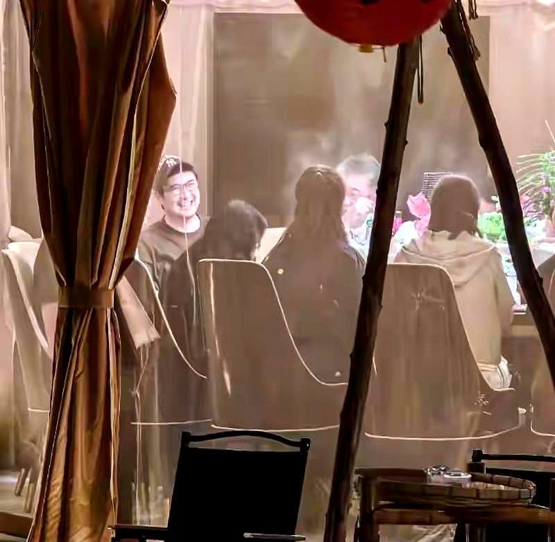 你敢信？沈腾刚拿400亿票房，转头在三亚跟亲友涮火锅！王琦暴瘦50斤又胖回双下巴