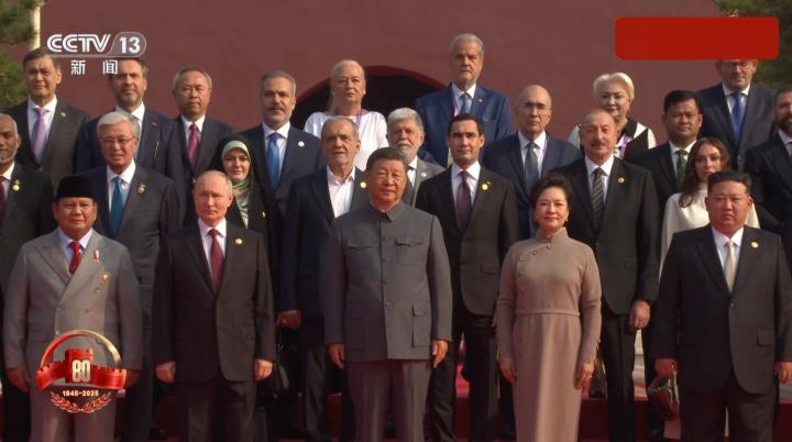 习近平同出席纪念大会的各国嘉宾合影留念