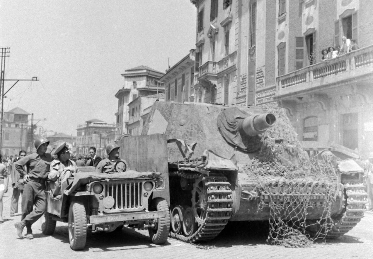 [呲牙笑]好大个儿的“灰熊”啊——1944年，美军第88步兵师的士兵在被遗