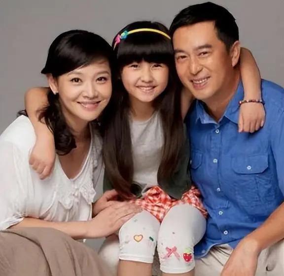 曾经，张嘉译的前妻杜珺，竟然当着媒体的面，怒斥：“他之所以娶我，就是想利用我，靠