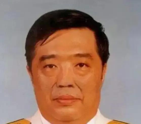 1998年，香港，贺龙之子贺鹏飞，瞅见四下无人，闪身进了香港商人徐增平办公室。