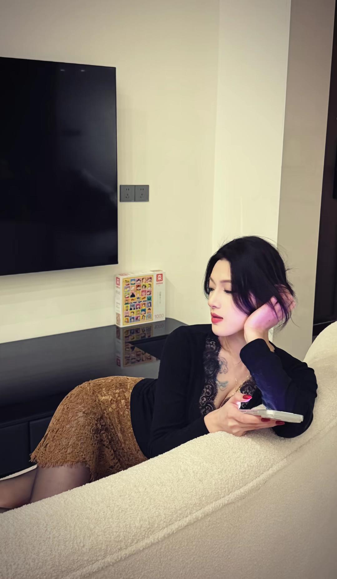 慵懒午后，黑发红唇，时尚穿搭，享受生活