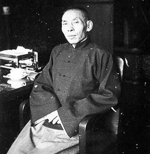 杜月笙晚年落魄借钱，对方的反应出乎所有人意料。 移居香港后他生活窘迫，只能靠